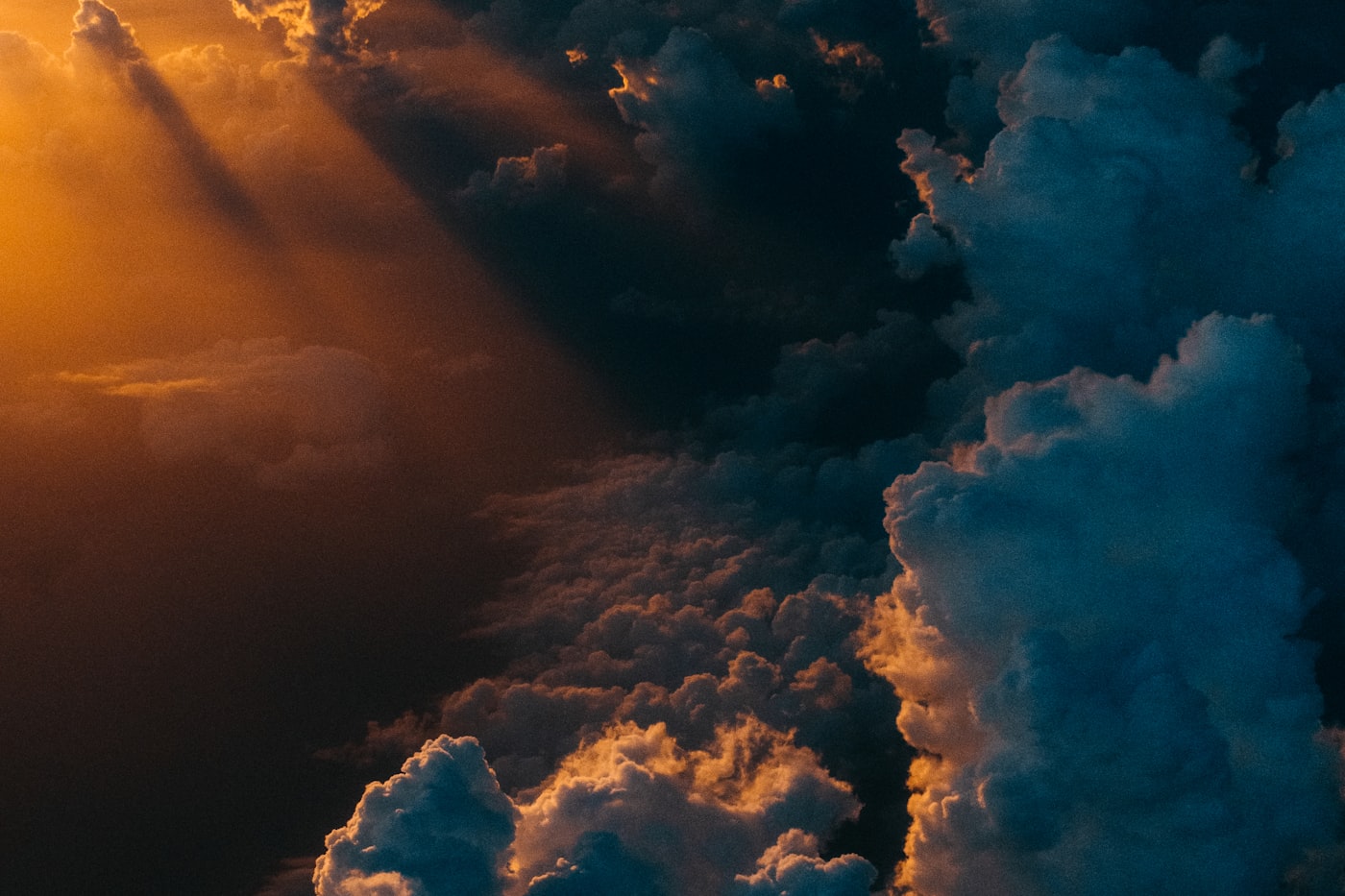 Céu com nuvens densas, ilustrando monitoramento climático ao ar livre.